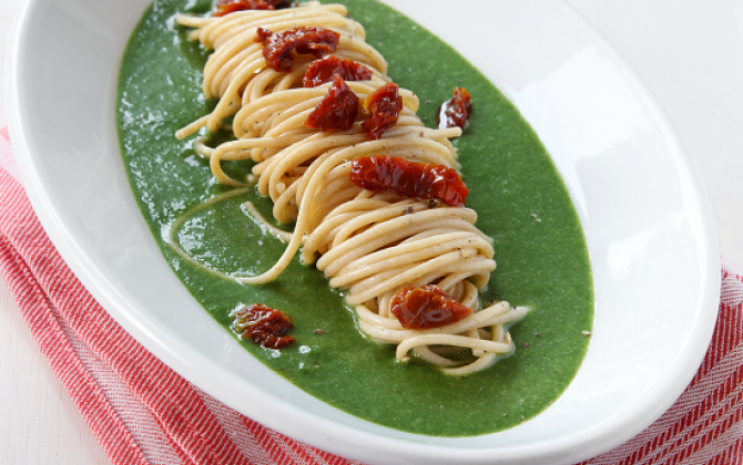 Recept Spaghetti met spinaziesaus en zongedroogde tomaatjes Grand'Italia